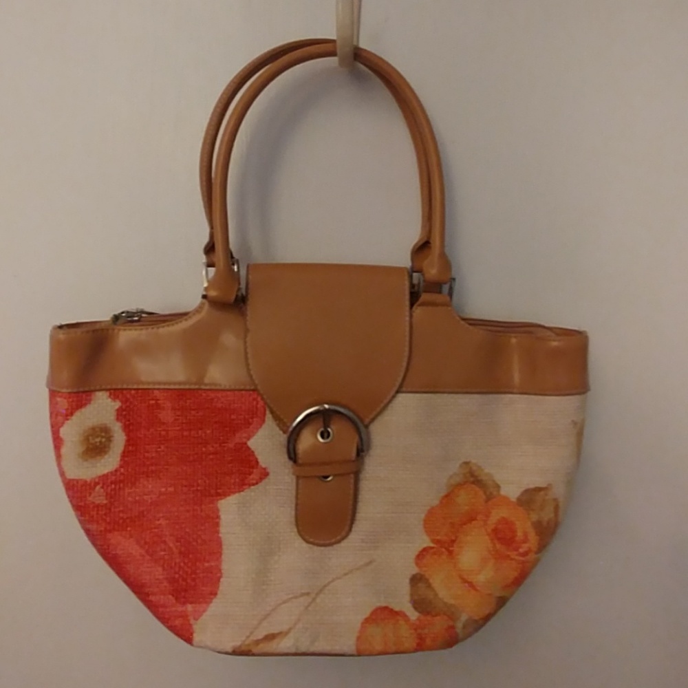 Woven straw floral handbag.